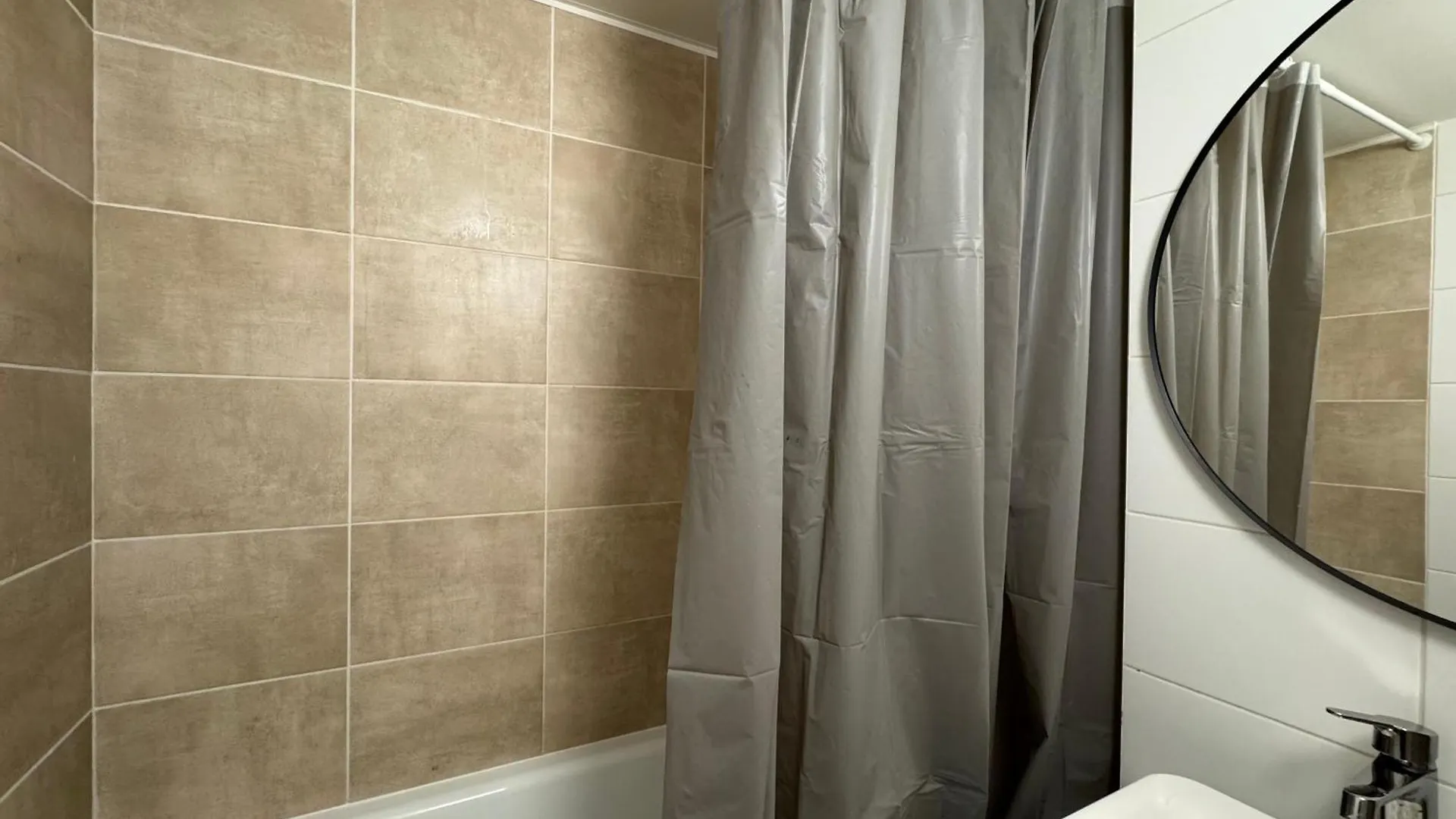 2Bdr Pretty Apartment In The Local Area Of Praha